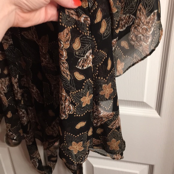 Beautiful flutter 3/4 sleeve blouse adjustable - Picture 5 of 7